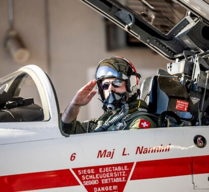 Pilot in Cockpit einer Northrop F-5E Tiger II auf dem Militärflugplatz Emmen - CC BY-NC-ND