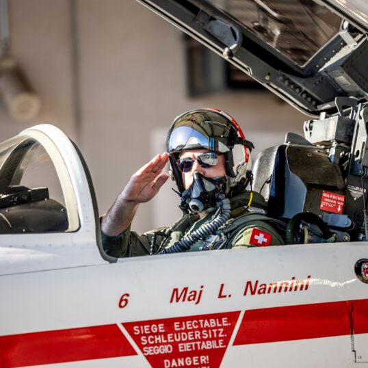 Pilot in Cockpit einer Northrop F-5E Tiger II auf dem Militärflugplatz Emmen - CC BY-NC-ND